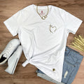 Camiseta femenina con diseño de cruz y corazón, estilo minimalista - Blanca