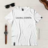 Camisetas Masculina calma, confia #color_blanca