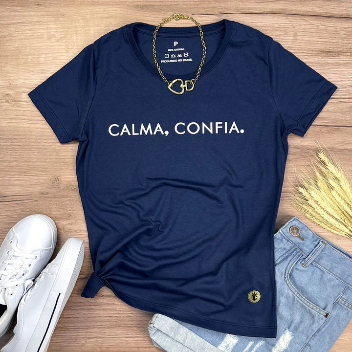 Camiseta Feminina Calma, Confia. Jesus #color_azul
