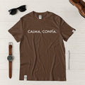 Camisetas Masculina calma, confia - Marron