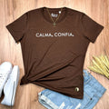 Camiseta Feminina Calma, Confia. - Marron