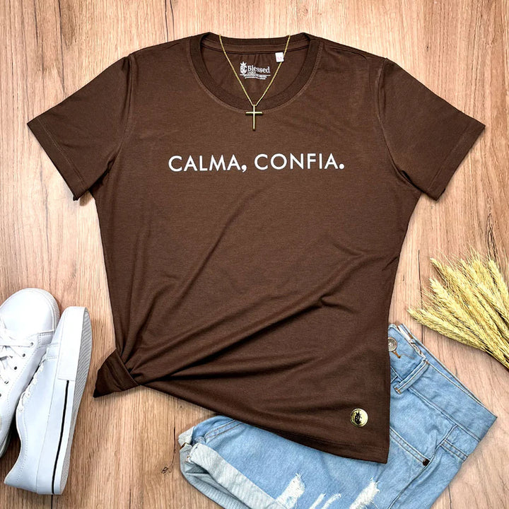 Camiseta Feminina Calma, Confia. #color_marron
