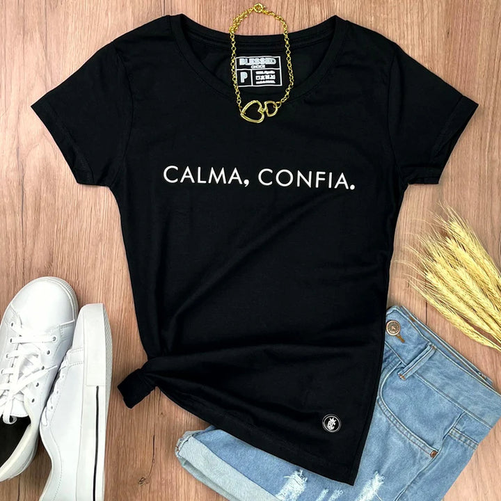 Camiseta Feminina Calma, Confia. Jesus #color_negra