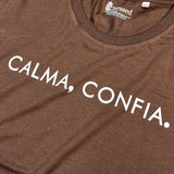 Camiseta Feminina Calma, Confia. #color_marron