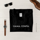Camisetas Masculina calma, confia #color_negra