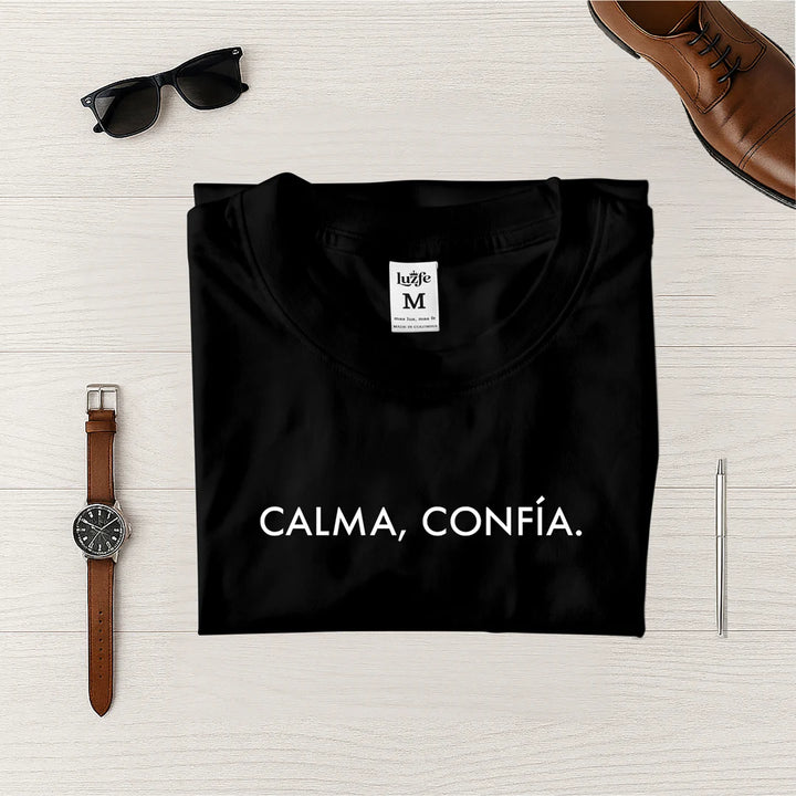 Camisetas Masculina calma, confia #color_negra