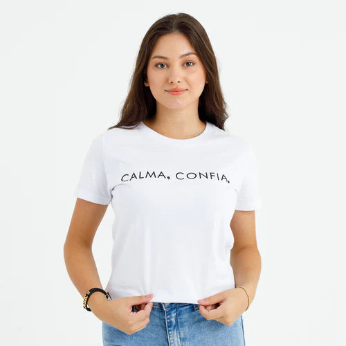 Camiseta Feminina Calma, Confia. Jesus #color_blanca