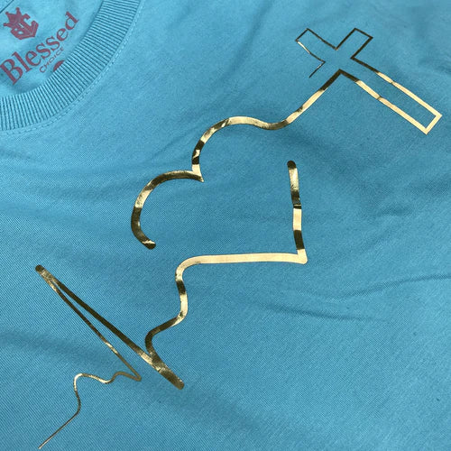 Camiseta Feminina Corazon con cruz dorada #color_turquesa