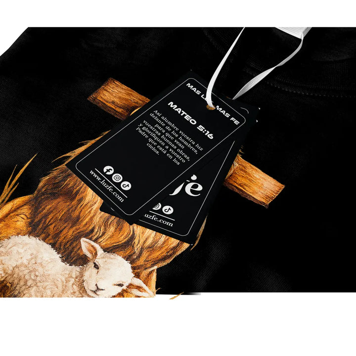 Camiseta Masculina Leon cruz con oveja #color_negra