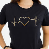 Camiseta Feminina Corazon con cruz dorada Jesus #color_negra