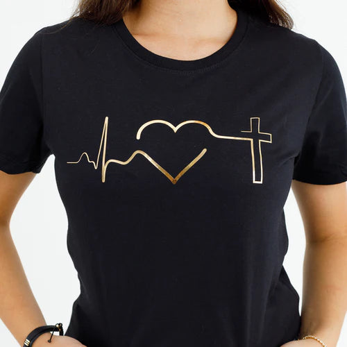 Camiseta Feminina Corazon con cruz dorada Jesus #color_negra