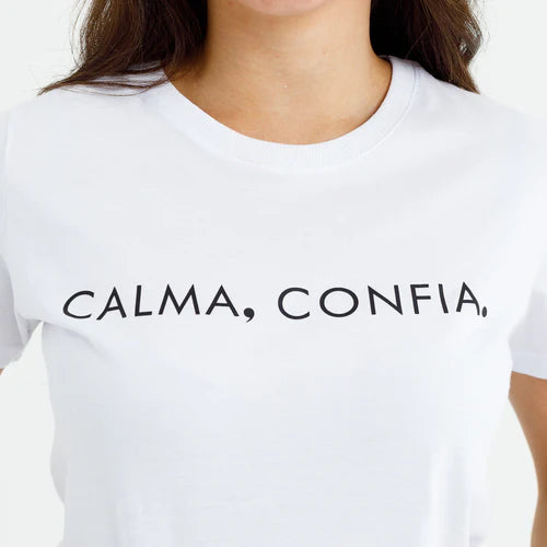 Camiseta Feminina Calma, Confia. Jesus #color_blanca