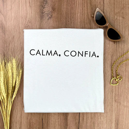 Camiseta Feminina Calma, Confia. Jesus #color_blanca