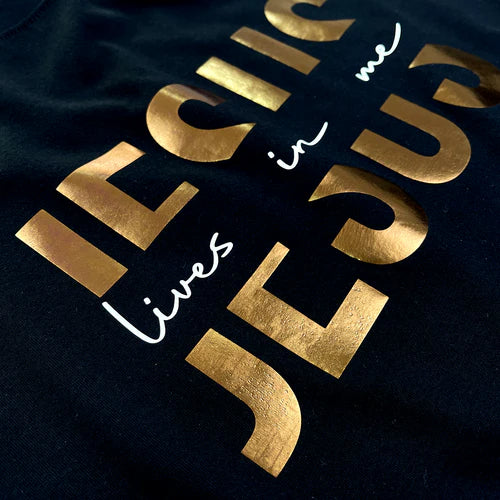 Camiseta Feminina Jesus vive en mi Jesus #color_negra