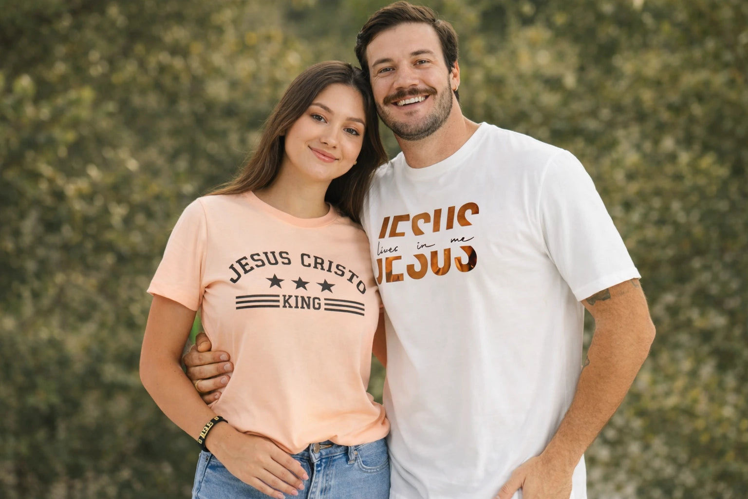 Personas con camisetas cristianas