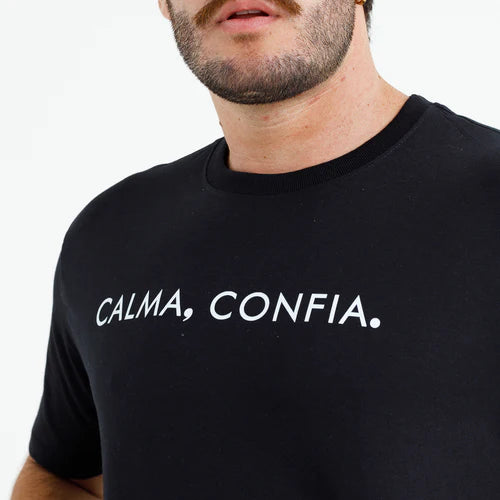 Camisetas Masculina calma, confia #color_negra
