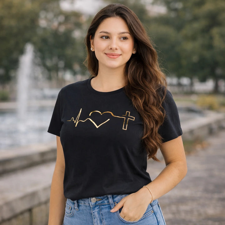 Camiseta Feminina Corazon con cruz dorada