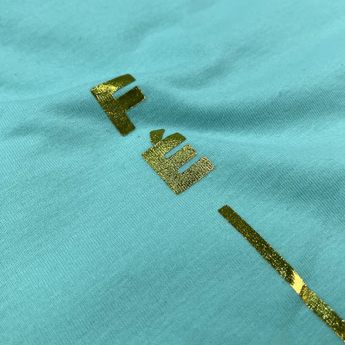 Camiseta Femenina  Fe y raya dorada #color_verdementa